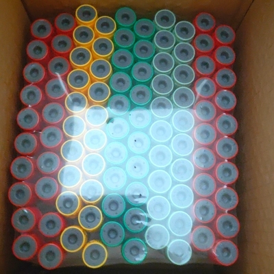 Tubi della raccolta del campione di sangue di vuoto con colore porpora nero verde blu giallo rosso